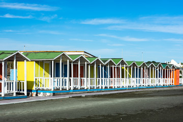 Cabine colorate al mare d'inverno