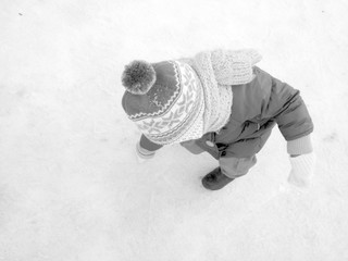 Fototapeta na wymiar Baby girl in the snow