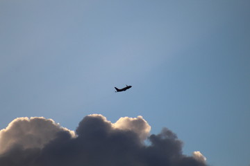 avião sobre nuvens