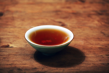 black hot tea cup wooden desk 