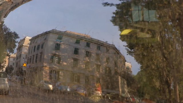 Roma (Patrimonio de la Humanidad). SPQR. Ciudad Eterna. Tráfico en una calle de Roma, Lazio, Italia, Europa.