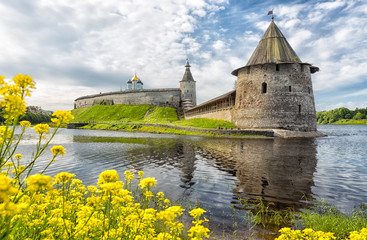 Ancient Kremlin in summer day, Pskov, Russia - obrazy, fototapety, plakaty