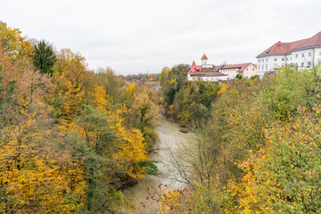 Obraz premium Fall color with the Kokra River in a cloudy day
