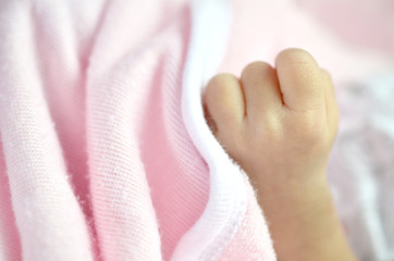 Obraz na płótnie Canvas Close up baby hand with soft light