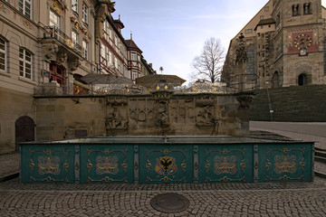 Der Fischbrunnen auf dem Marktplatz von Schwäbisch Hall in Baden-Württemberg, Deutschland stammt...