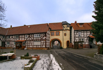 Torbogen in der Altstadt von Wenings in der Wetterau, Hessen, Deutschland