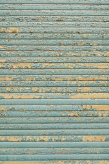 Rollladen mit abblätternder blauer Farbe als Hintergrund nutzbar