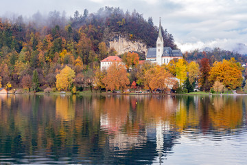 Obraz premium Beautiful autumn landscape around Lake Bled with St. Martin's Parish Church