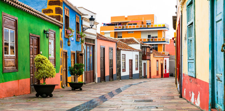 Fototapeta Colorful beautiful  streets of Los llanos de Aridane town. La Palma, Canary islands