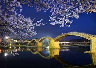 Papier Peint photo Le pont Kintai Illumination du pont Kintaikyo et des cerisiers en fleurs