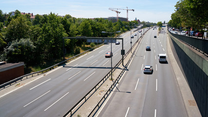 Straßenverkehr auf einer Schnellstraße in der Innenstadt von Berlin