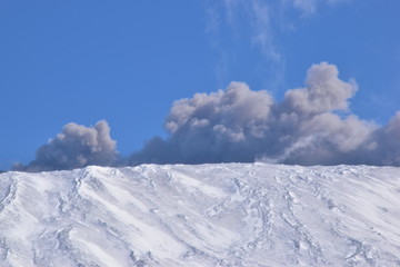 Vulcano Etna durante una eruzione di cenere e gas. Veduta dal versante occidentale. Gennaio 2019, Catania. Sicilia © GIOVANNI
