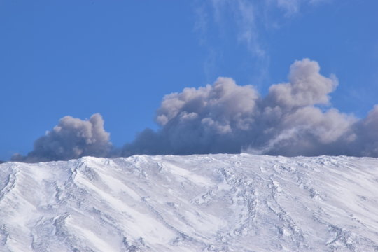 Vulcano Etna durante una eruzione di cenere e gas. Veduta dal versante occidentale. Gennaio 2019, Catania. Sicilia