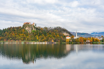 Fototapeta na wymiar Beautiful autumn landscape around Lake Bled with the castle and St. Martin's Parish Church