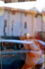 Gitarren in einem Schaufenster