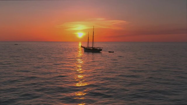 incroyable couch&eacute; de soleil sur la mer avec bateau