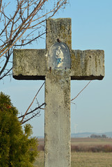 steinkreuz mit madonnenfigur bei gau-bickelheim