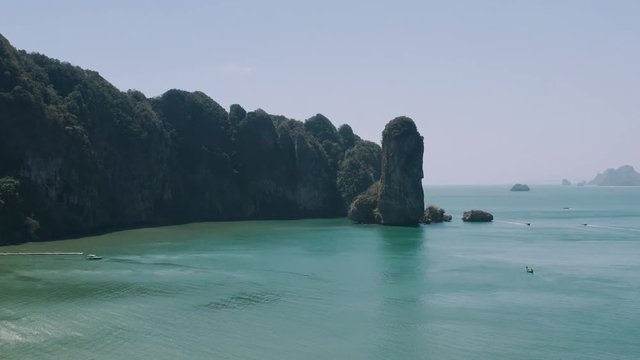 montagne qui plonge dans une mer bleu turquoise