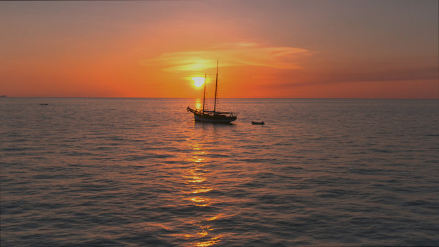 Couch&eacute; de soleil sur la mer avec bateau