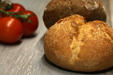 Brötchen in hell und dunkel mit Tomaten