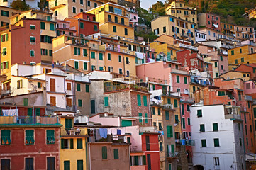 Fototapeta na wymiar Cinque Terre kolorowe włoskie miasteczko uliczki
