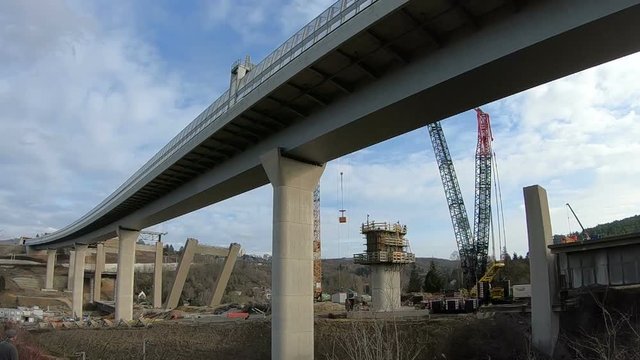 Abriss der alten Br&uuml;ckenpfeiler und Neubau der Autobahnbr&uuml;cke A3 bei W&uuml;rzburg, Zeitlupe, Bayern