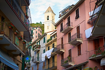 Cinque Terre uliczka stare miasto kościół