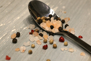 Löffel mit Salz und Pfeffer