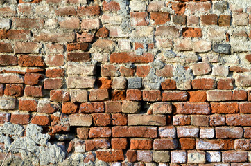 Ziegelsteinmauer aus rotem Ziegelstein mit starker Struktur