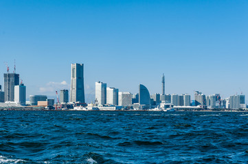 Obraz premium 横浜みなとみらい地区の海からの眺め