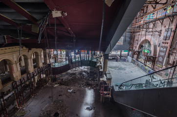 verfallenes kaufhaus in einer stadt