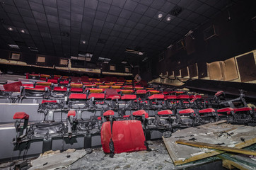 rote sitze in einem verlassenen kino