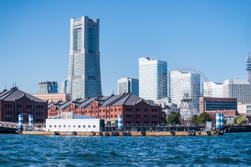 Fototapeta premium 横浜みなとみらい地区 赤レンガ倉庫とランドマークタワー
