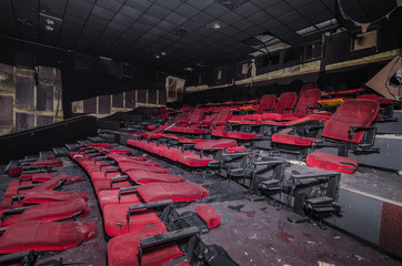 kaputte sitze in einem kino
