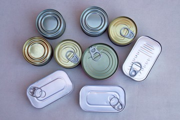 Bodegón de latas de conservas.