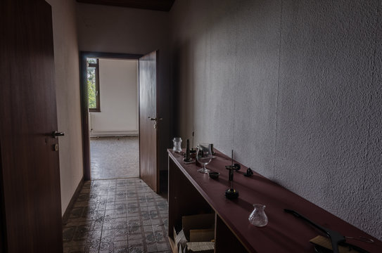 gegenstaende auf einer komode in alten raum