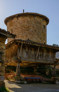 Arquitectura popular con torre defensiva y h&oacute;rreo en un pueblo.