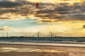 Espectacular salto de kite surfing al atardecer
