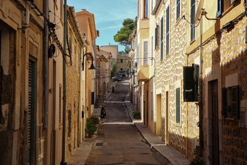 Eine Gasse in Port de Soller, Mallorca