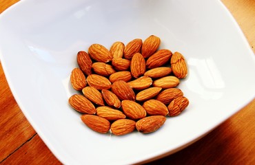 Almendra cruda, ingrediente de numerosos platos y alimento muy nutritivo.