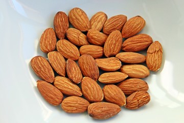 Almendra cruda, ingrediente de numerosos platos y alimento muy nutritivo.