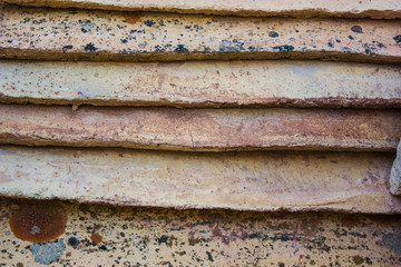 Tejas antiguas ordenadas para construcción