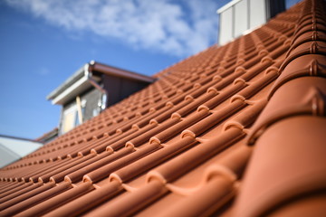 Dachdecker Wohnhaus mit Ziegeln und neuer Gaube im Dachgeschoss. Gebäude unter freiem Himmel.