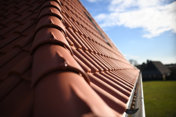 Dachdecker Neubau Architektur zeigt Stadt Dächer mit Zink Dachrinne und Dacheindeckung