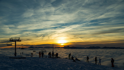 Fototapeta na wymiar fin de journée au ski sur une mer de nuages