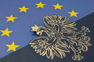 Godło Polski na tle flagi UE