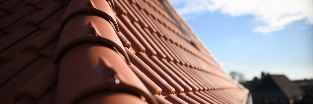 Dachdecker Handwerk liefert Ziegeldach Haus. Dachdecken in roter Dachziegel Tradition. Ton Ziegel Textur Banner