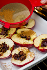 Baked apples with cinnamon and cranberries