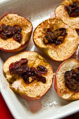 Baked apples with cinnamon and cranberries