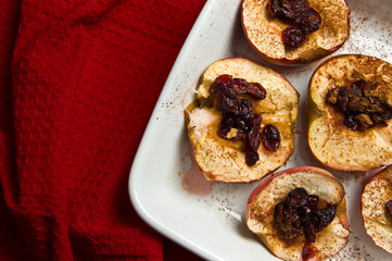 Baked apples with cinnamon and cranberries